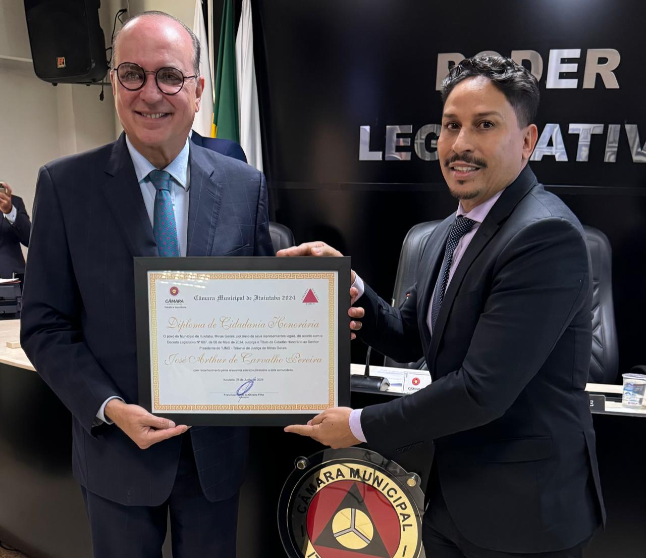 Presidente da Câmara, Chiquinho, entrega título de cidadania honorária ao presidente do TJMG